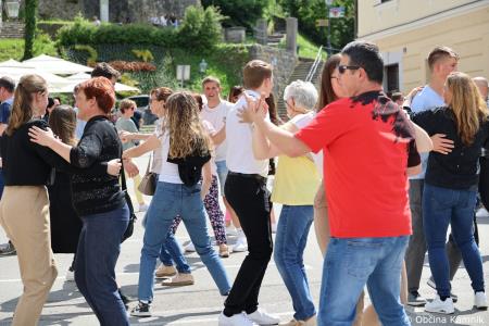 Kamnik danes v znamenju maturantske četvorke, v kateri je zaplesalo preko 200 maturantk in maturantov (111)